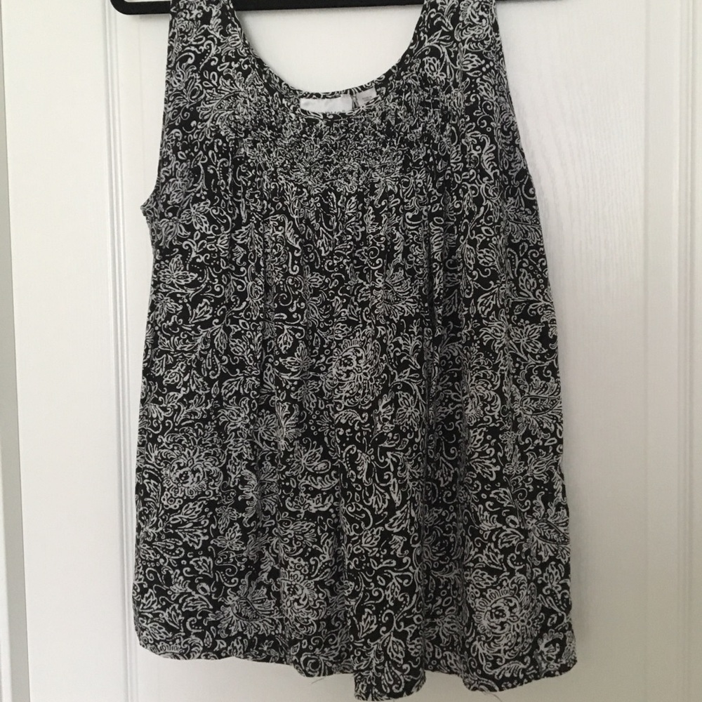 AVENUE Size 18/20 Black and White top